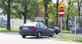 Droga na skróty – mieszkańcy budynku Paderewskiego mają dość kierowców.