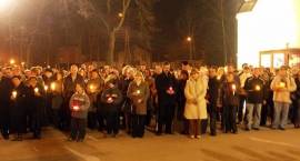 Modlitwa przed kościołem Trójcy Świętej w 1. rocznicę śmierci Papieża JPII /Fot....