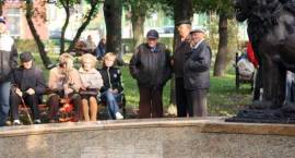 Uroczystość uruchomienia fontanny przyciągnęła wielu mieszkańców Zambrowa /Fot. Tadeusz...