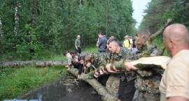 Młodzież uczestniczyła w Czerwonym Borze w obozie militarno-obronnym