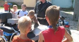 Wakacyjna wizyta dzieci z OWR Caritas w zambrowskiej komendzie policji w Zambrowie