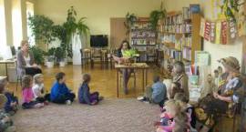 Przedszkolaki na tropie jesieni w bibliotece miejskiej