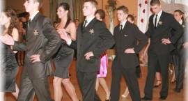 Studniówka 2010 w Zespole Szkół Agroprzedsiębiorczości w Zambrowie /Foto Piotrowscy