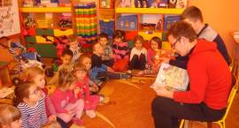 Uczniowie „Siwej” czytają dzieciom