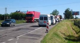 Ciężarowe Volvo wjechało w kolumnę pojazdów stojących przed sygnalizacją świetlną