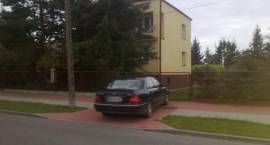 Zambrów. Przykłady źle zaparkowanych samochodów. Cykl artykułów Parkuj z głową - myśl o...