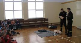 Policjanci i strażacy rozmawiają z uczniami o bezpieczeństwie