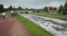 Stan rzeki Jabłonka w dn. 07.07.2011 r. g. 13.30. Widok od jazu w kierunku mostu na ul....