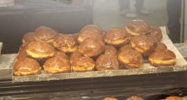 W kolejce po pączki. Dziś Tłusty Czwartek.