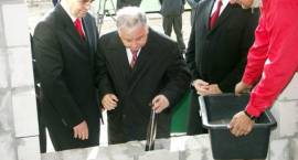 Prezydent RP Lech Kaczyński 13 października 2007 wmurował kamień węgielny pod budowę...