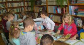 Przedszkolaki z wizytą w szkolnej bibliotece