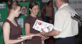 Dyrektor MG1 Ryszard Ogrodnik wręcza nagrody w kat. gimnazjów /Fot. Grzegorz Zawistowski