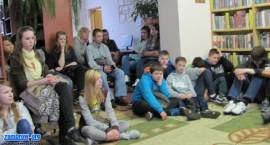 Spotkanie gimnazjalistów z pisarką w bibliotece w Szumowie