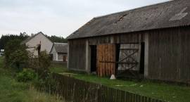 Wichura zniszczyła dachy na kilkunastu budynkach i wierzeje obór we wsi Czarnowo Undy,...