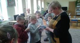 Pasowanie na czytelnika dla pierwszoklasistów ze Szkoły Podstawowej nr 4 w Zambrowie