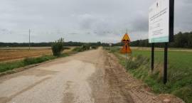 Zniszczona przez wielotonowy sprzęt budowlany droga w gm. Szumowo