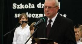 Ślubowanie uczniów klas pierwszych /Fot. Tadeusz Krassowski, www.zambrow.org