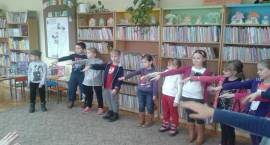 Pasowanie na czytelnika dla pierwszoklasistów ze Szkoły Podstawowej nr 4 w Zambrowie