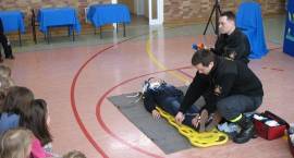 Policjanci i strażacy rozmawiają z uczniami o bezpieczeństwie