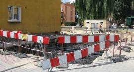 Trwają prace przy budowie ulicy za blokiem Białostocka 3. Rozbiórka starej kotłowni i...