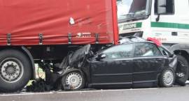 Karambol na drodze nr 8 w dn. 25.04.2012 r. Samochód osobowy zmiażdżony pomiędzy dwiema...