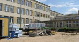 Trwają prace remontowe na zewnątrz jednego skrzydła budynku SP4