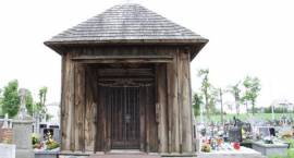 Kaplica nagrobna z 1795 roku postawiona przez ród Chęcińskich. Przekazana w...