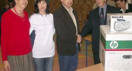 Dyrektor i nauczyciel SP w Laskowcu odbierają główną nagrodę z rąk wójta i pani...