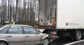 Karambol na drodze nr 8 w dn. 25.04.2012 r. Samochód osobowy zmiażdżony pomiędzy dwiema...