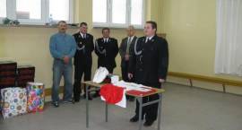 Przekazanie strojów sportowych uczniom w SP w Laskowcu Starym, zakupionych przez...