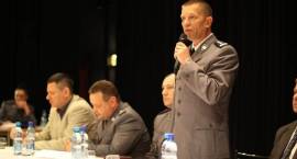 Policjanci i samorządowcy spotkali się z mieszkańcami powiatu, rozmawiali o...