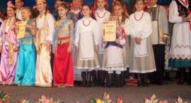 Ekipa odbierajaca puchar wśród laureatów przeglądu /Fot. z archiwum TFR