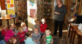 Pięciolatki z MP3 z wizytą w bibliotece szkolnej w SP3