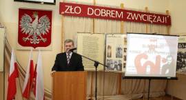 Wustawa ks. Jerzego Popiełuszki w Zespole Szkół Agroprzedsiębiorczości.