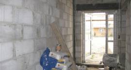 Prace remontowo-budowlane przy nowym skrzydle GOK-u w Szumowie