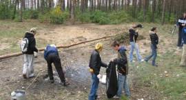 Uczniowie SWEIRP podczas akcji Sprzątanie Świata 2008 /Fot. Anna Kulesza, www.zambrow.org
