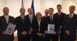 Uroczyste podpisanie dokumentu  w Brukseli przez unijną Komisarz ds. Polityki...