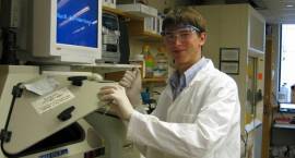 Rafał Śledziewski przy pracy laboratoryjnej w czasie pobytu w USA w 2008 r. w ramach...
