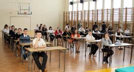 Uczniowie klas szóstych SP5 chwilę przed rozpoczęciem sprawdzianu