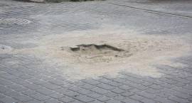 Dziura w drodze przy budynku Grunwalkdza 2