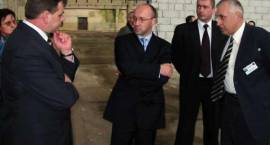 Władze samorządowe pokazują wiceministrowi hale po Zamtex /Fot. G. Zawistowski