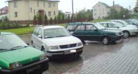 Parking pod Szkołą Podstawową nr 5 - kierowca Passata rządzi się swoimi prawami /Fot....