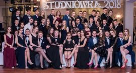 Studniówka ZSO 2018. Zdjęcia grupowe