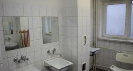 Stan łazienek w SOSW przed remontem /fot. Starostwo Powiatowe w Zambrowie