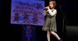 Przedszkolaki śpiewały na scenie