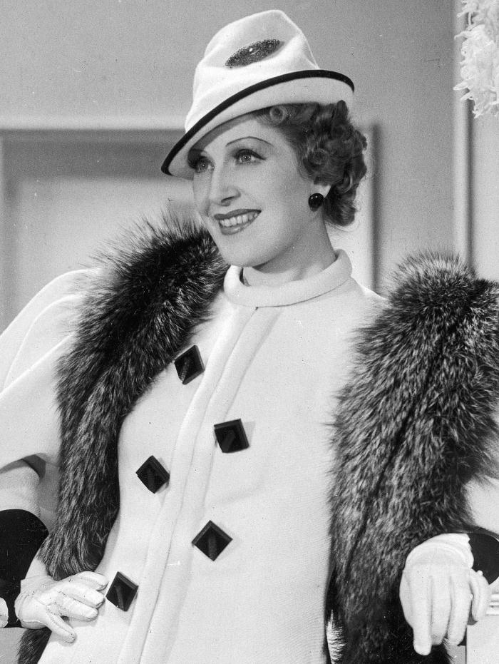 Tola Mankiewiczówna w filmie Pani minister tańczy (1937)