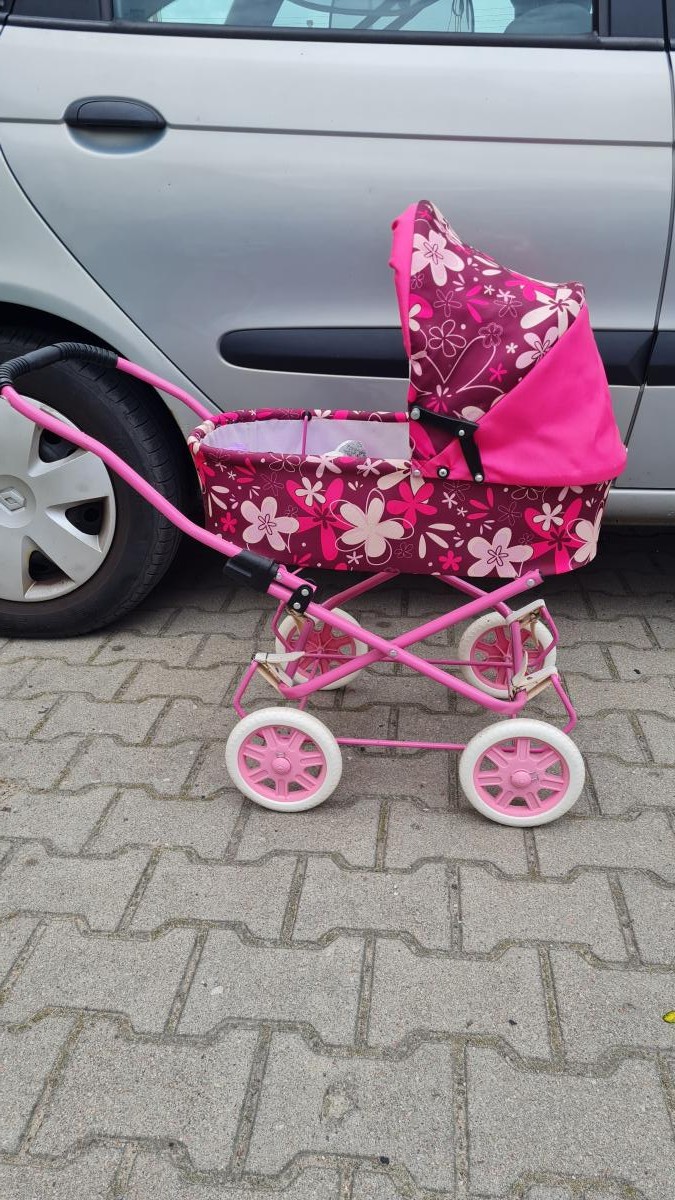 Piękny różowy wózek dla lalek. 
Sprawne koła....