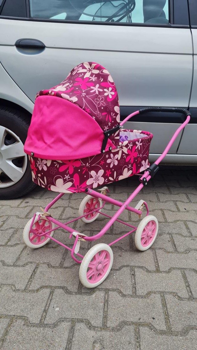 Piękny różowy wózek dla lalek. 
Sprawne koła....