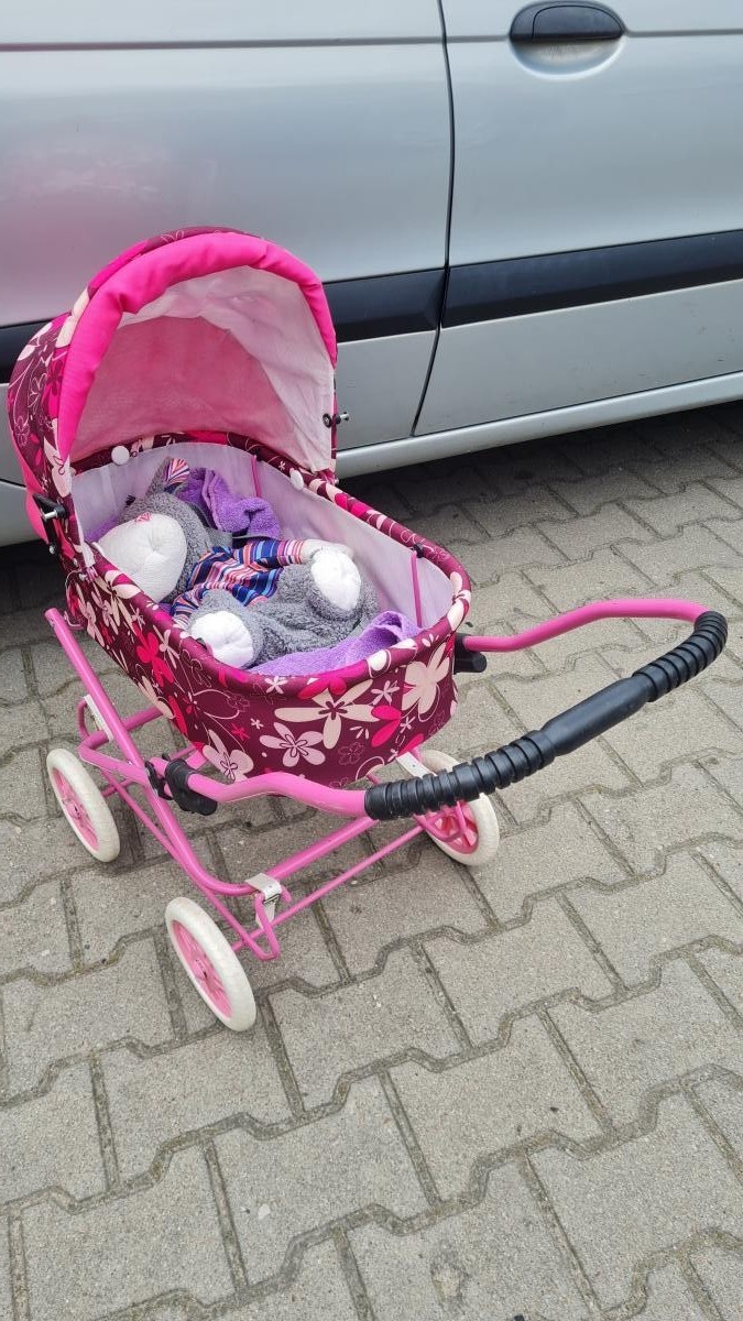 Piękny różowy wózek dla lalek. 
Sprawne koła....