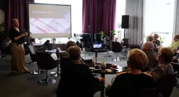 Studentki Uniwersytetu Trzeciego Wieku spotkały się z dr Martą Żebrowską-Gamdzyk [FOTO]